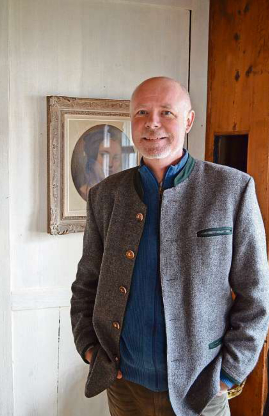 Christian Reto Behring als Pianist liebt sein Klavier & alte Noten – Landvogthaus Nidfurn